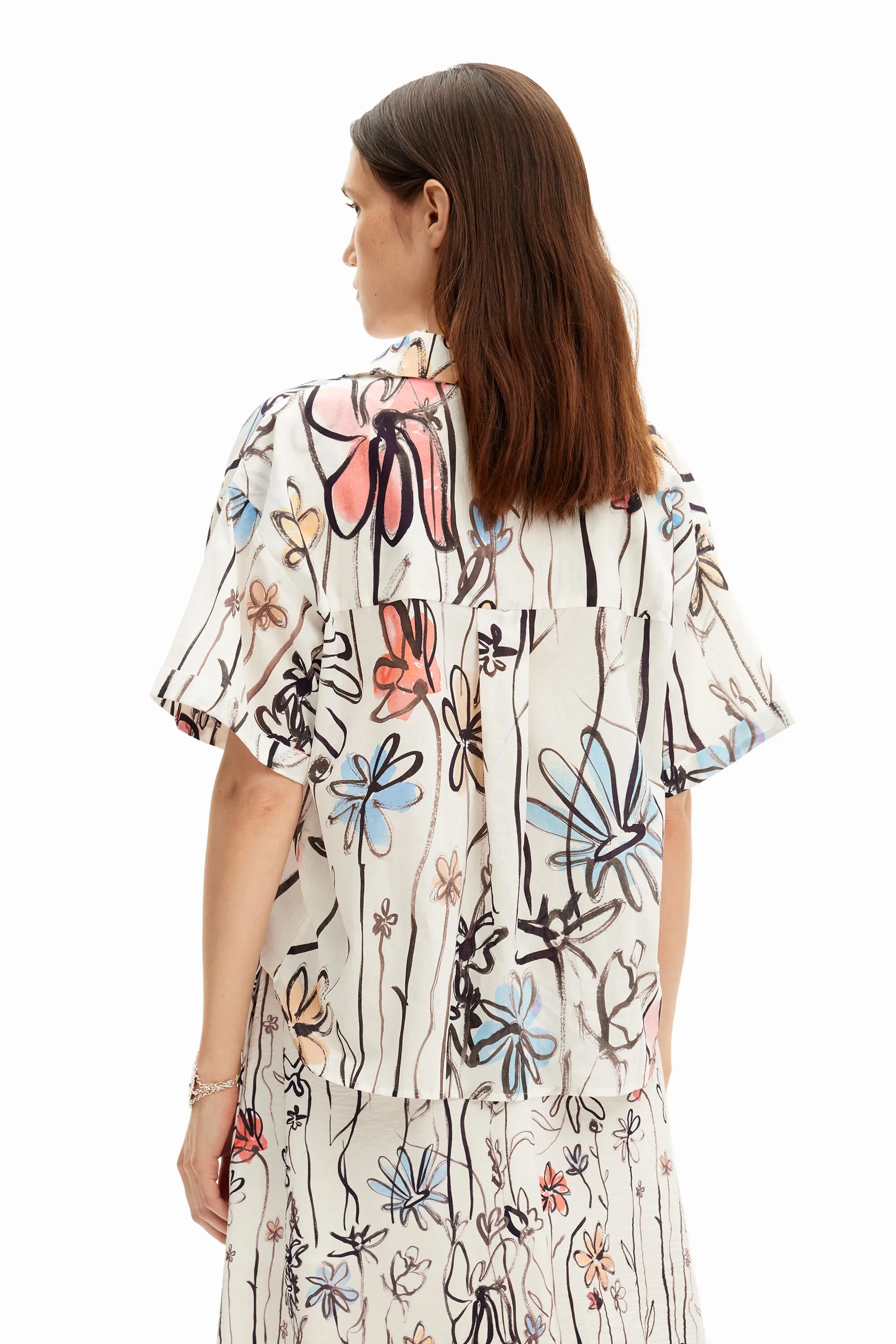 Camisa de flores ilustradas