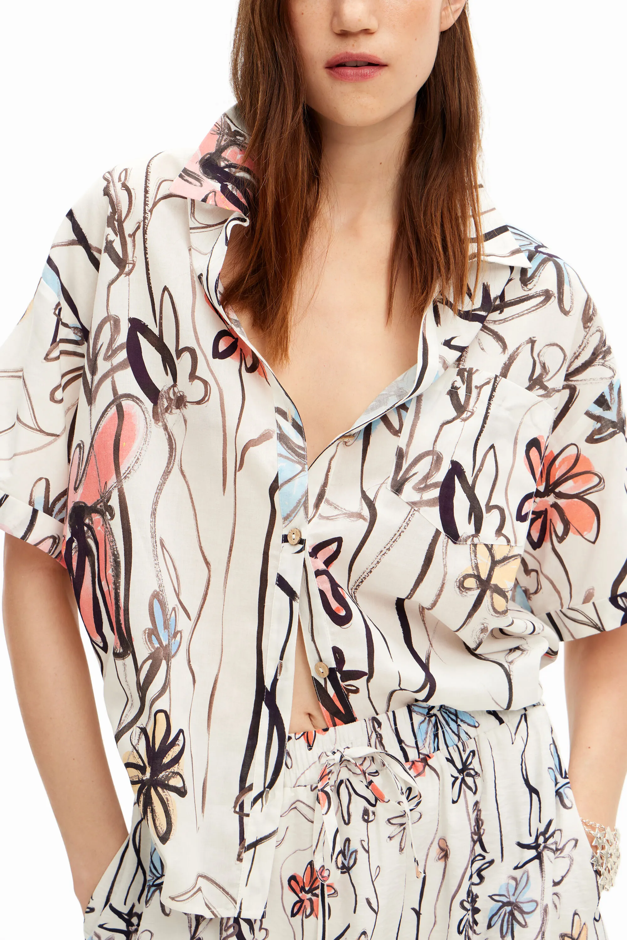 Camisa de flores ilustradas