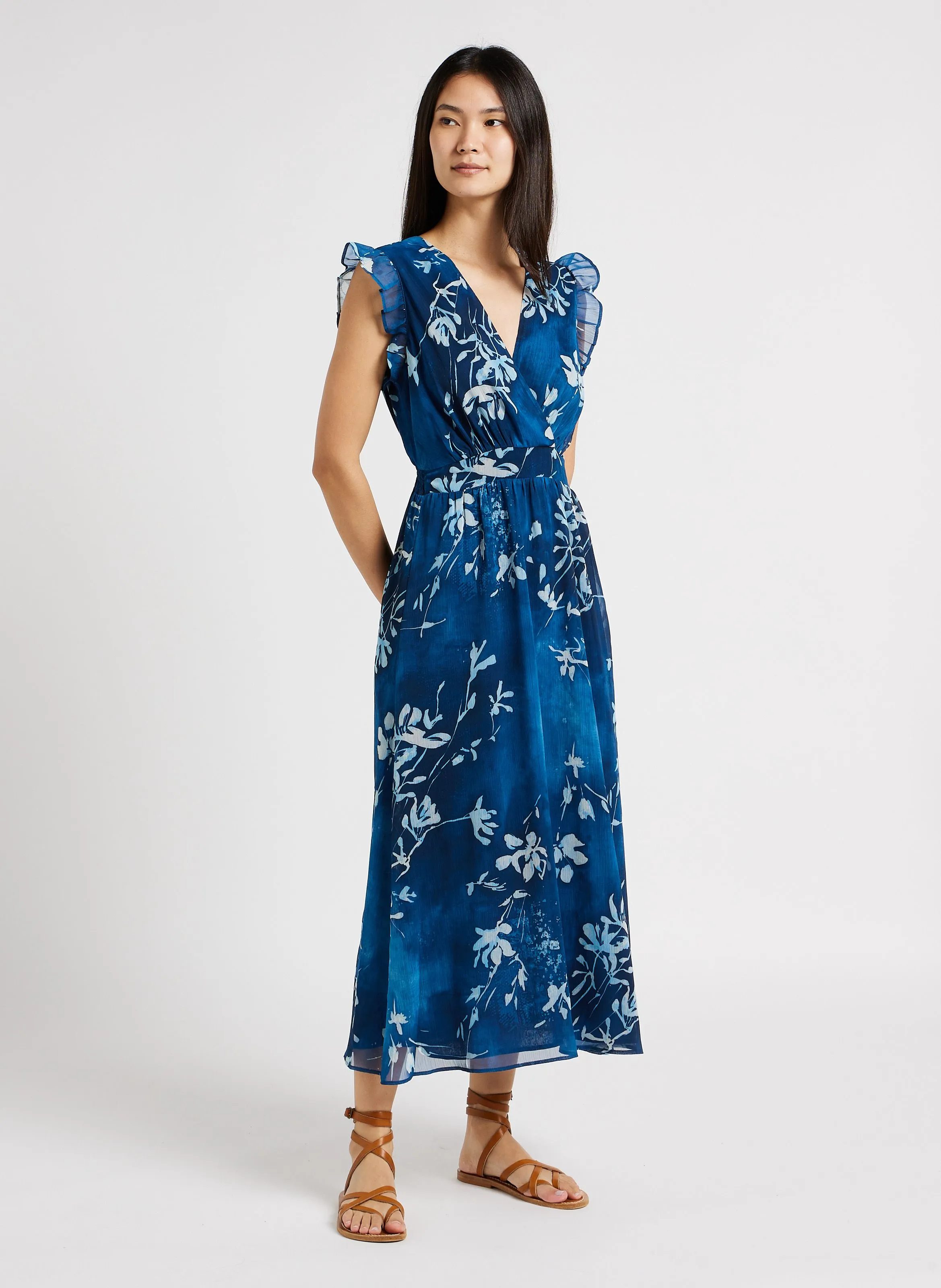 SUD EXPRESS RYOSOTIS - Vestido largo con cuello de pico y estampado floral en azul