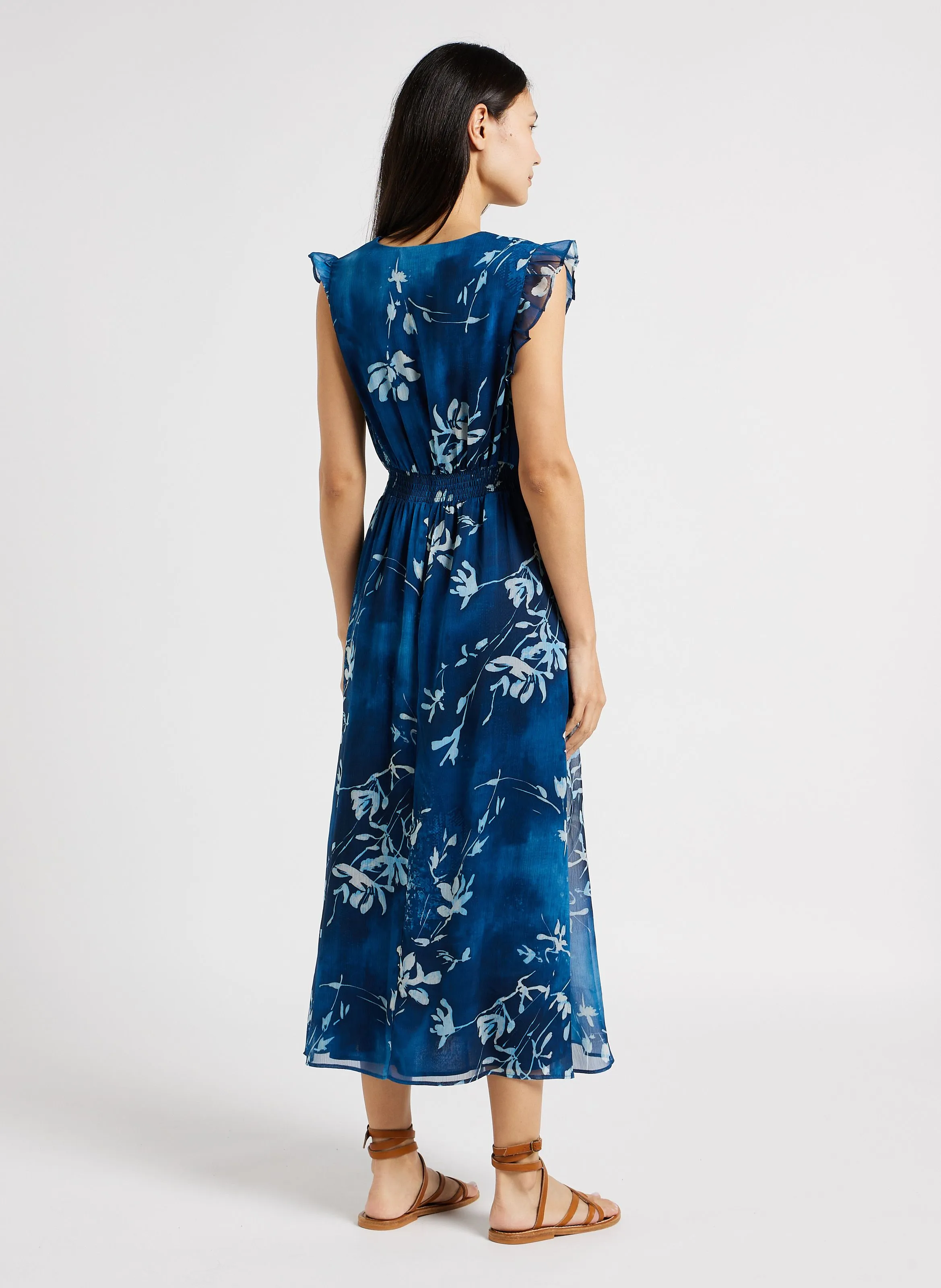 SUD EXPRESS RYOSOTIS - Vestido largo con cuello de pico y estampado floral en azul